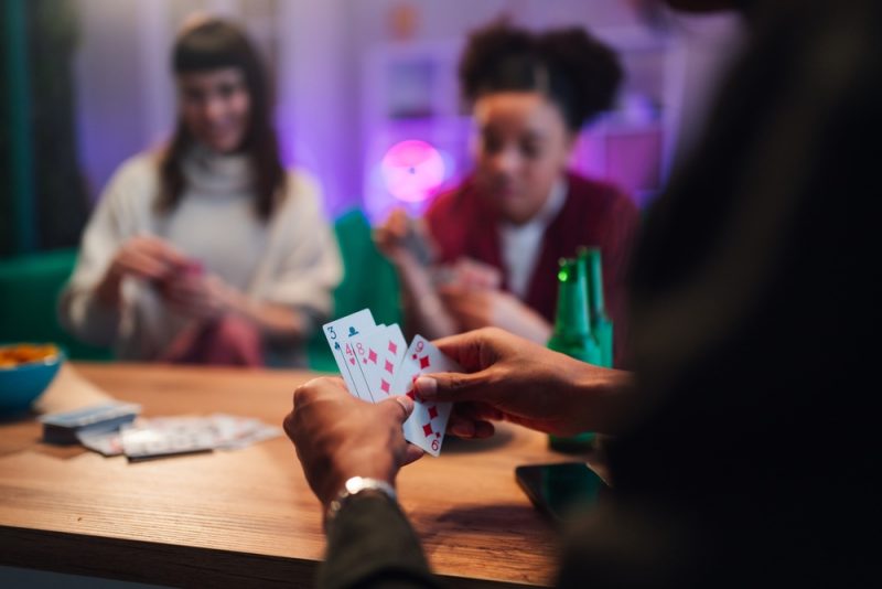 Hur strategi och spelregler skiljer sig mellan olika kortspel